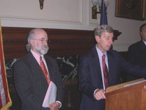 Dr. William Osgood of the Knowledge Institute looks on as Governor John Lynch announces the unveiling of the MyExpertNet initiative.